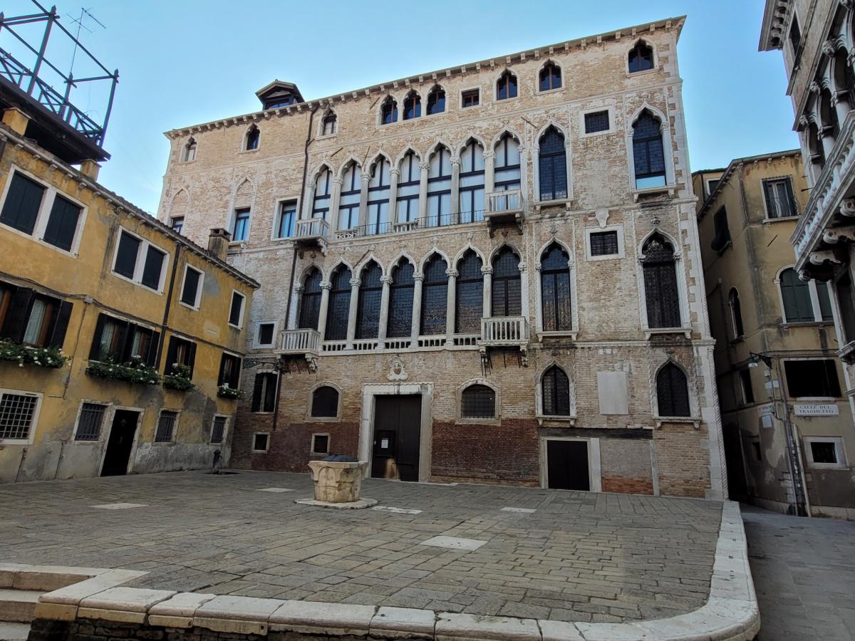 La facciata di Palazzo Fortuny