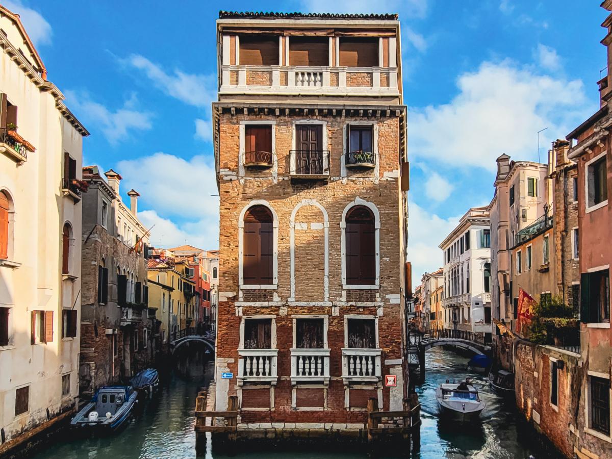 Palazzo Tetta, l'unico palazzo di Venezia attorniato dall'acqua su tre lati